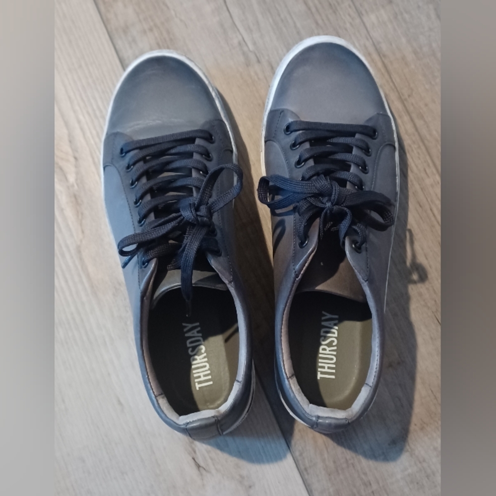 Thursday Men's distressed sneakers in grey. Size 8